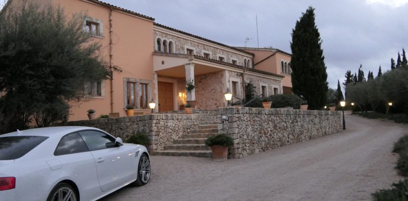 Einfahrt zur Finca Can Ferragut auf Mallorca mit einem Steinweg, der durch den Garten führt