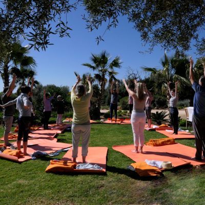 Stretchingübung am morgen im idylischen Garten von der Finca Can Ferragut