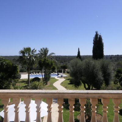 Blick von der Terrasse auf den exklusiven Garten, Pool und das Meer auf Mallorca