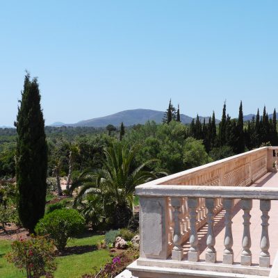 Wunderschöner Ausblick von der Terrasse auf den Garten in der Finca Can Ferragut