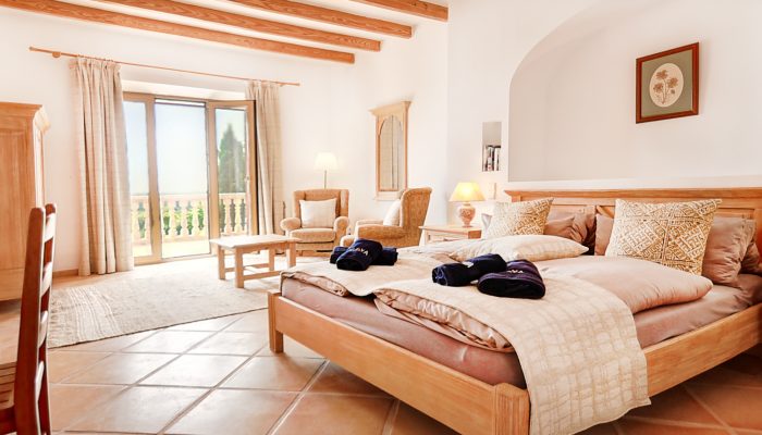 Doppelschlafzimmer von der Finca Can Ferragut auf Mallorca für das Oranya Business Retreat